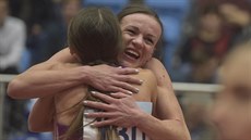Česká běžkyně Simona Vrzalová (čelem) v Ostravě časem 4:05,73 překonala halový... Česká běžkyně Simona Vrzalová (čelem) v Ostravě časem 4:05,73 překonala halový...