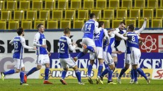 Hráči Mladé Boleslavi se radují z gólu v Teplicích. Hráči Mladé Boleslavi se radují z gólu v Teplicích.