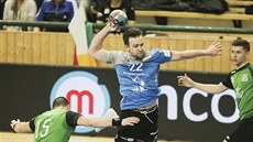 Plzeňský Michal Tonar střílí v utkání proti Karviné. Plzeňský Michal Tonar střílí v utkání proti Karviné.