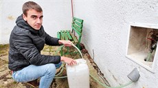 Starosta Hranic Daniel Mašlár ukazuje místo u budovy radnice, kde si lidé... Starosta Hranic Daniel Mašlár ukazuje místo u budovy radnice, kde si lidé...