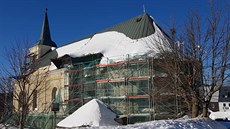 Sníh ze střechy kostela svaté Anny na Božím Daru strhl lešení. Sníh ze střechy kostela svaté Anny na Božím Daru strhl lešení.