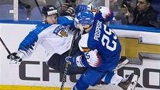 Slovenský útočník Martin Pospíšil v souboji s Finem Sami Mollanem na... Slovenský útočník Martin Pospíšil v souboji s Finem Sami Mollanem na...