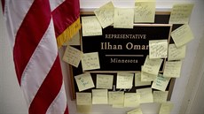 Lidé polepili jmenovku demokratky Ilhan Omarové vzkazy se slovy podpory. (11....