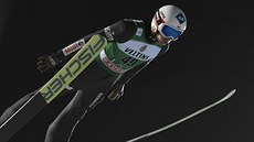 Polák Kamil Stoch sviští vzduchem v závodě Světového poháru v Lahti. Polák Kamil Stoch sviští vzduchem v závodě Světového poháru v Lahti.