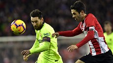Lionel Messi z Barcelony (vlevo) a Markel Susaeta z Bilbaa utíkají za míčem. Lionel Messi z Barcelony (vlevo) a Markel Susaeta z Bilbaa utíkají za míčem.