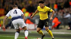 Jadon Sancho z Dortmundu dlá kliku Tobymu Alderweireldovi z Tottenhamu.