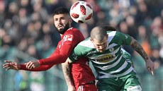 David Bartek z Bohemians Praha (vpravo) svádí hlavičkový souboj s Jakubem... David Bartek z Bohemians Praha (vpravo) svádí hlavičkový souboj s Jakubem...