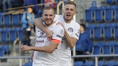 Fotbalisté Slovácka Vlastimil Daníek a Stanislav Hofmann slaví gól v zápase s...