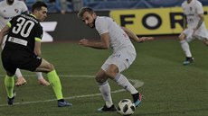 Nemanja Kuzmanovič z Baníku Ostrava (vpravo) uniká s míčem libereckému Terasu... Nemanja Kuzmanovič z Baníku Ostrava (vpravo) uniká s míčem libereckému Terasu...