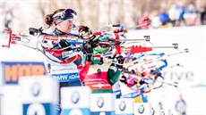 Veronika Vítková (v popředí) se chystá na střelbu vestoje ve stíhacím závodě v... Veronika Vítková (v popředí) se chystá na střelbu vestoje ve stíhacím závodě v...