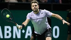 výcar Stan Wawrinka se natahuje po míi v semifinále turnaje v Rotterdamu.