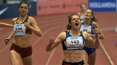 Zuzana Hejnová (vlevo) dobíhá do cíle závodu na 400 metrů na halovém šampionátu... Zuzana Hejnová (vlevo) dobíhá do cíle závodu na 400 metrů na halovém šampionátu...
