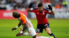 Jeremy Pied z Lille (vpravo) a Ambroise Oyongo z Montpellieru v souboji bhem...