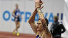 Radek Juška roztleskává diváky během halového MČR v atletice. Radek Juška roztleskává diváky během halového MČR v atletice.