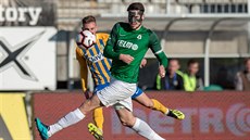 Vojtěch Kubista (vpravo) z Jablonce se otáčí za balonem, který vystřelil Jakub... Vojtěch Kubista (vpravo) z Jablonce se otáčí za balonem, který vystřelil Jakub...