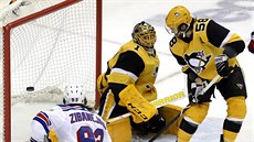 Gólman Pittsburghu Casey DeSmith zasahuje proti střele během zápasu proti New... Gólman Pittsburghu Casey DeSmith zasahuje proti střele během zápasu proti New...
