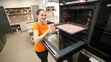 Vysokoškolačka Veronika Došková, která vystudovala aplikovanou matematiku, se... Vysokoškolačka Veronika Došková, která vystudovala aplikovanou matematiku, se...