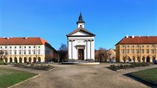 Hlavní náměstí v Terezíně. Je pravda, že Josefov obě budovy po stranách kostela... Hlavní náměstí v Terezíně. Je pravda, že Josefov obě budovy po stranách kostela...