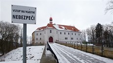 Zámek ve Stráži pod Ralskem je z nejhoršího venku, postupně ho opravují. Zámek ve Stráži pod Ralskem je z nejhoršího venku, postupně ho opravují.