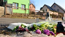 Místo strašlivé události připomínají květiny a svíčky od sousedů a rodiny. Pes... Místo strašlivé události připomínají květiny a svíčky od sousedů a rodiny. Pes...