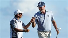 Americký golfista Matt Kuchar (vpravo) se svým caddiem s přezdívkou El Tucan... Americký golfista Matt Kuchar (vpravo) se svým caddiem s přezdívkou El Tucan...