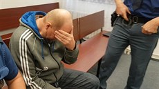 Muž se uspokojoval v sauně před chlapci, dva znásilnil, tvrdí obžaloba Muž se uspokojoval v sauně před chlapci, dva znásilnil, tvrdí obžaloba
