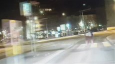 Opilý mladík vystrčil holý zadek na strážníky v autě Opilý mladík vystrčil holý zadek na strážníky v autě