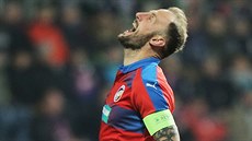 Zklamaný plzeský kapitán Roman Hubník bhem utkání Evropské ligy proti Dinamu...