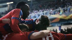 EUFORIE. Plzeňští fotbalisté se radují z vítězného gólu v úvodním utkání... EUFORIE. Plzeňští fotbalisté se radují z vítězného gólu v úvodním utkání...