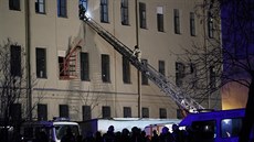 Záchranáři prohledávají budovu univerzity v Petrohradu. Záchranáři prohledávají budovu univerzity v Petrohradu.