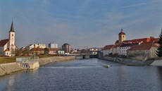 Otava teče ve Strakonicích kolem hradu. Otava teče ve Strakonicích kolem hradu.
