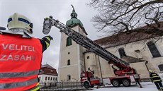 Z kostela nejsvětější Trojice v obci Jiřetín pod Jedlovou museli hasiči sundat... Z kostela nejsvětější Trojice v obci Jiřetín pod Jedlovou museli hasiči sundat...