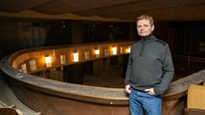 Alexandr Jeništa, vedoucí produkčního oddělení v Muzeu umění Olomouc, v sále v... Alexandr Jeništa, vedoucí produkčního oddělení v Muzeu umění Olomouc, v sále v...