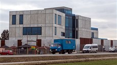 Výrazná betonová stavba v hodnotě desítek milionů korun obehnaná čtyřmetrovou... Výrazná betonová stavba v hodnotě desítek milionů korun obehnaná čtyřmetrovou...