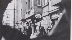 Fotografie setkání dvou československých zpravodajců - štábního kapitána Tauera... Fotografie setkání dvou československých zpravodajců - štábního kapitána Tauera...