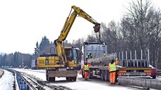 Odstraování svodidel v problémovém úseku dálnice mezi Humpolcem a Vtrným...