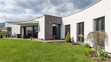 Nestandardní pozemek trojúhelníkového tvaru byl pro architekty tvrdým oříškem,... Nestandardní pozemek trojúhelníkového tvaru byl pro architekty tvrdým oříškem,...