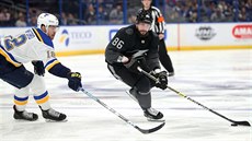 Útoník Tampa Bay Lightning Nikita Kuerov veze puk v NHL.