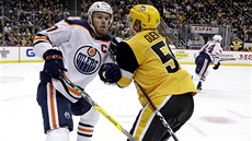 Connor McDavid (vlevo) z Edmontonu v souboji s Jakem Guentzelem z Pittsburghu. Connor McDavid (vlevo) z Edmontonu v souboji s Jakem Guentzelem z Pittsburghu.