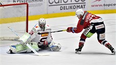 Ondřej Machala z Pardubic.v šanci před sparťanským brankářem Jakubem Sedláčkem. Ondřej Machala z Pardubic.v šanci před sparťanským brankářem Jakubem Sedláčkem.
