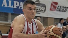 Chorvatský křídelník Pardubic Ozren Pavlovič se probíjí pod opavský koš ve... Chorvatský křídelník Pardubic Ozren Pavlovič se probíjí pod opavský koš ve...