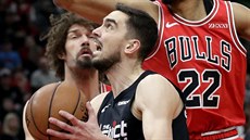 Tomáš Satoranský (v černém dresu) z Washingtonu pod tlakem Robina Lopeze... Tomáš Satoranský (v černém dresu) z Washingtonu pod tlakem Robina Lopeze...