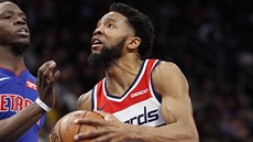 Chasson Randle (vpravo) z Washingtonu útočí kolem Reggieho Jacksona z Detroitu. Chasson Randle (vpravo) z Washingtonu útočí kolem Reggieho Jacksona z Detroitu.