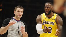 LeBron James (23) z LA Lakers se hádá s rozhodčím. LeBron James (23) z LA Lakers se hádá s rozhodčím.