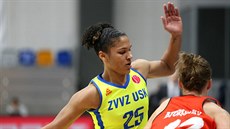 Alyssa Thomasová (vlevo) z USK Praha brání Angelu Bjorklundovou z Villeneuve. Alyssa Thomasová (vlevo) z USK Praha brání Angelu Bjorklundovou z Villeneuve.