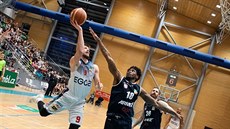 Radek Pumprla (vlevo) z Brna střílí přes Lamba Autreyho z Děčína. Radek Pumprla (vlevo) z Brna střílí přes Lamba Autreyho z Děčína.
