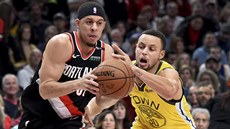 Seth Curry (vlevo) z Portlandu útoí kolem svého bratra Stephena z Golden State.