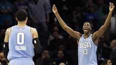 Kyle Kuzma (vlevo) a Jaren Jackson Jr. z amerického výběru se mohou radovat,... Kyle Kuzma (vlevo) a Jaren Jackson Jr. z amerického výběru se mohou radovat,...