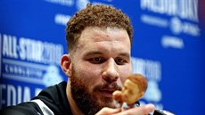 Blake Griffin si na tiskové konferenci během NBA All-Star Weekendu prohlíží... Blake Griffin si na tiskové konferenci během NBA All-Star Weekendu prohlíží...