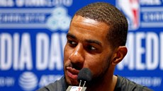 LaMarcus Aldridge odpovídá novinářům během NBA All-Star Weekendu. LaMarcus Aldridge odpovídá novinářům během NBA All-Star Weekendu.